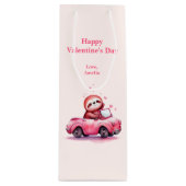 Cute Sloth Driving a Pink Convertible Valentine's  Wijn Cadeautas (Voorkant)