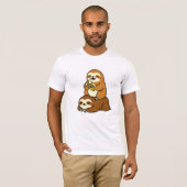 Cute Sloth Eating Banana on Lazy Sloth Funny Carto T-shirt (Voorkant volledig)