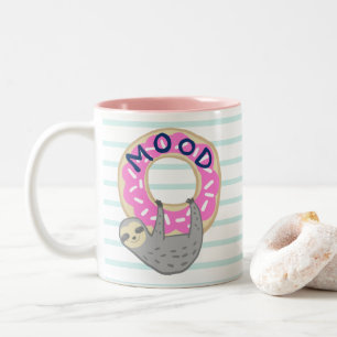 Cute Sloth Hugging Pink Iced Donut Mood Tweekleurige Koffiemok