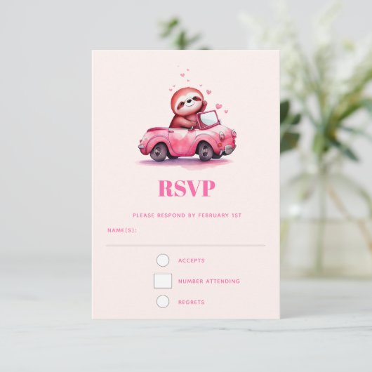 Cute Sloth in a Pink Convertible RSVP Kaartje (Staand voorkant)