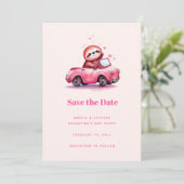 Cute Sloth in a Pink Convertible Save The Date (Staand voorkant)