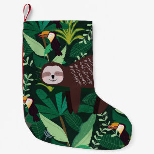 Cute sloth in een groen tropisch illustratiepatroo kleine kerstsok