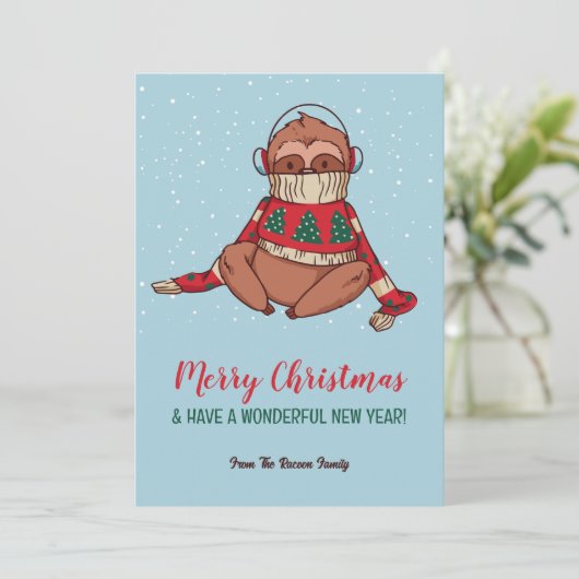 Cute Sloth in Sweater Snowy Winter Merry Kerstmis Feestdagenkaart (Staand voorkant)