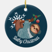 Cute Sloth in Sweater voor een Slaapse Kerstmis Keramisch Ornament (Achterkant)
