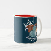 Cute Sloth in Sweater voor een Slaapse Kerstmis Tweekleurige Koffiemok (Voorkant rechts)
