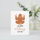 Cute Sloth Meditating Briefkaart (Staand voorkant)