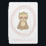 Cute Sloth Pink Zen Yoga Lotus Art Persoonlijk iPad Pro Cover<br><div class="desc">Een leuke illustratie van een vreedzame slok in de yoga lotus positie,  gepersonaliseerd met jouw naam.</div>