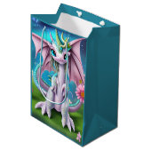 Cute Smiling Baby Dragon met Flowers Medium Cadeauzakje (Voorkant Gekanteld)