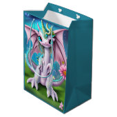 Cute Smiling Baby Dragon met Flowers Medium Cadeauzakje (Achterkant Gekanteld)