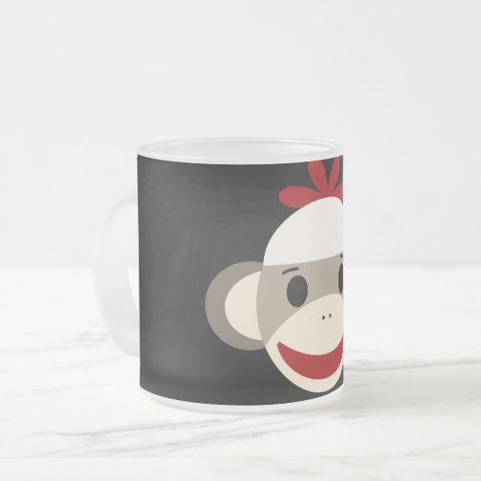 Cute Smiling Sock Monkey Face op Red Black Matglas Koffiemok (Voorkant links)