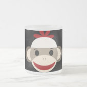 Cute Smiling Sock Monkey Face op Red Black Matglas Koffiemok (Center)