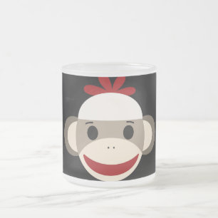 Cute Smiling Sock Monkey Face op Red Black Matglas Koffiemok