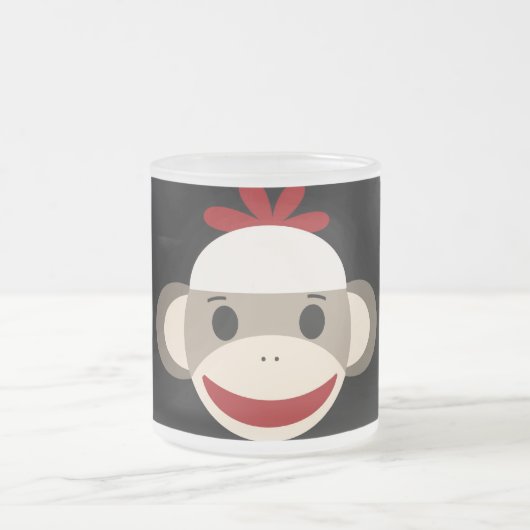 Cute Smiling Sock Monkey Face op Red Black Matglas Koffiemok (Center)