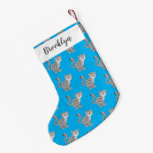 Cute snow leopard cartoon kleine kerstsok (Achterkant (Hangend))