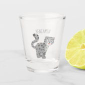 Cute snow leopard cartoon shot glas (Voorkant)
