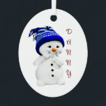 Cute Snowman 1-kerstversiering Metalen Ornament<br><div class="desc">Cute snowman in een blauw ski-pet, staat op deze metalen ovaal, babysauss eerste kerstsiertje. U kunt naam en jaar persoonlijk op deze twee zijkanten versiering maken. Voorkant van het versieringsmiddel is de naam van de baby en de achterkant van het versieringsmiddel luidt: "Baby's First Kerstmis and year". Een prachtige decoratie...</div>