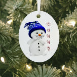 Cute Snowman 1-kerstversiering Metalen Ornament<br><div class="desc">Cute snowman in een blauw ski-pet, staat op deze metalen ovaal, babysauss eerste kerstsiertje. U kunt naam en jaar persoonlijk op deze twee zijkanten versiering maken. Voorkant van het versieringsmiddel is de naam van de baby en de achterkant van het versieringsmiddel luidt: "Baby's First Kerstmis and year". Een prachtige decoratie...</div>