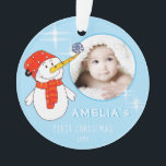 Cute Snowman Baby's eerste kerstfoto Ornament<br><div class="desc">Cute Snowman Baby's eerste kerstfoto-versiering. Snowman met een sneeuwvlok op zijn neus koelen. De achtergrond is blauw met enkels. Eenvoudig te personaliseren met jouw naam en geboortejaar.</div>