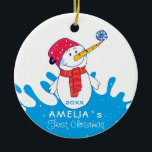 Cute Snowman Baby's eerste Kerstmis Keramisch Ornament<br><div class="desc">Cute Snowman Baby's eerste kerstkeramische versiering. Snowman met een sneeuwvlok op zijn neus koelen. De achtergrond is een blauwe kleursplash met witte sneeuwvlokken. Eenvoudig te personaliseren met jouw naam en geboortejaar.</div>