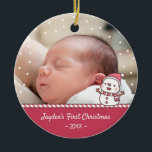 Cute Snowman Doodle Baby's eerste kerstfoto Keramisch Ornament<br><div class="desc">Een schattige gepersonaliseerde foto-kerstversiering met een snoeprietbijtje en een kleine sneeuwpopje. Pas je aan met de naam van je baby en het kerstjaar. De sneeuwstippen omringen het ornament.</div>