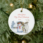 Cute Snowman en Reindeer 1 Kerstmis Keramisch Ornament<br><div class="desc">Baby 1e kerstfoto-ornament met een schattige sneeuwman en rendier voor een warm verlichte hut in de sneeuw. De sjabloon is klaar voor u om de tekst op de voorkant uit te geven en uw favoriete foto op de achterkant toe te voegen. De foto wordt getoond in vierkante vorm, zodat als...</div>