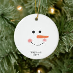 Cute Snowman Face Script Persoonlijk Jaar Keramisch Ornament<br><div class="desc">Maak een glimlach op het gezicht van een vriend voor Kerstmis met dit Cute Snowman Face Script Specialized Year Ceramic Ornament. Het heeft een modern design aan beide zijden van een schattig eenvoudig sneeuwgezicht op witte ronde siervoorwerpen. Gepersonaliseerd met familienaam of uw douanetekst in trendy zwarte handgeschreven manuscriptbrief en douanejaar...</div>