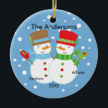 Cute Snowman Familie van 2 kerstversiering Keramisch Ornament<br><div class="desc">Onze familie met 2 kerstsieraden is uitgerust met een schattig sneeuwpaar op een sneeuwblauw achtergrond!   Personaliseer je informatie en date en je bent er klaar voor!  Een prachtig cadeau voor je eerste kerstfeest en een geweldige toevoeging aan je kerstsierbekje collectie.</div>