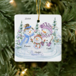 Cute Snowman Familie van 3 Gepersonaliseerde Kerst Keramisch Ornament<br><div class="desc">Op maat gesneden kerstversiering voor een gezin van 3. Het ontwerp bevat een vrolijke trio sneeuwmannen omgeven door kerstbomen en je kunt het personaliseren met het jaar en je namen.</div>
