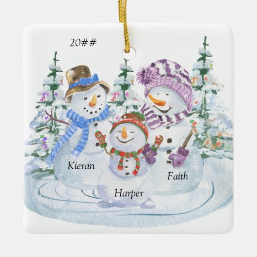 Cute Snowman Familie van 3 Gepersonaliseerde Kerst Keramisch Ornament (Voorkant)