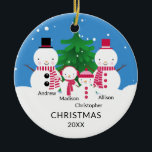 Cute Snowman Familie van 4 kerstversiering Keramisch Ornament<br><div class="desc">Onze familie van vier kerst-kerstsieraden heeft een schattig sneeuwpaar op een sneeuwblauw achtergrond. Pas je gegevens aan met je afspraakje en je bent klaar om mee te gaan! Een prachtig cadeau voor je eerste kerstfeest en een geweldige toevoeging aan je kerstsierbekje collectie.</div>