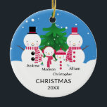 Cute Snowman Familie van 4 kerstversiering Keramisch Ornament<br><div class="desc">Onze familie van vier kerst-kerstsieraden heeft een schattig sneeuwpaar op een sneeuwblauw achtergrond. Pas je gegevens aan met je afspraakje en je bent klaar om mee te gaan! Een prachtig cadeau voor je eerste kerstfeest en een geweldige toevoeging aan je kerstsierbekje collectie.</div>