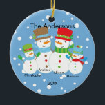 Cute Snowman Familie van 4 kerstversiering Keramisch Ornament<br><div class="desc">Onze familie van vier kerst-kerstsieraden heeft een leuk sneeuwpaar op een sneeuwblauw achtergrond!   Personaliseer je met je informatie en date en je bent er klaar voor!  Een prachtig cadeau voor je eerste kerstfeest en een geweldige toevoeging aan je kerstsierbekje collectie.</div>