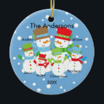 Cute Snowman Familie van 6 kerstversiering Keramisch Ornament<br><div class="desc">Onze familie van 6 kerst-sieraden heeft een leuk sneeuwpaar op een sneeuwblauw achtergrond!   Personaliseer je met je informatie en date en je bent er klaar voor!  Een prachtig cadeau voor je eerste kerstfeest en een geweldige toevoeging aan je kerstsierbekje collectie.</div>