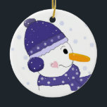 Cute Snowman in Blue Pet en Scarf Keramisch Ornament<br><div class="desc">Een schattig uitzicht aan de zijkant van een sneeuwman met een grote wortelneus,  een klein hart voor een wang. Een blauw pet,  sjaal en oorsnut met kleine witte sneeuwvlokken.</div>