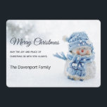 Cute Snowman in Winter Fotografie Kerstmis Feestdagenkaart<br><div class="desc">Een platte kerstkaart met een schattige foto met een kleine sneeuwpop. In de winter stond hij buiten met sneeuw die om zich heen viel. Deze schattige kleine jongen is gekleed in blauw gebreide buitenkleding. Een witte/grijze vlek op de achtergrond.</div>