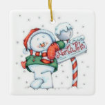Cute Snowman Keramisch Ornament<br><div class="desc">Cute Snowman op de North PoleCapture prachtige familieherinneringen met een gepersonaliseerde keramische sierstrip. Voeg uw favoriete foto's,  afbeeldingen en persoonlijke boodschap toe aan beide zijden van deze afbeelding. Een streng gouden draad maakt het gemakkelijk om dit fantastische stokje te tonen.</div>
