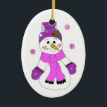 Cute Snowman Keramisch Ornament<br><div class="desc">Een schattige sneeuwman met een paarse pet sjaal en mittens,  een grote grijs en kleine hartwangen.</div>