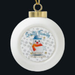 Cute Snowman Keramische Bal Ornament<br><div class="desc">Koude handen, warm hart..dus zeggen ze het ! Draag de vakantiegeest met je mee met deze schattige sneeuwman. Pas de tekst aan uw houden van (u kunt het zelfs schrappen) aan. Als u een licht-kleurenshirt wilt, kunt u de kleur van de doopvont ook veranderen. Verkrijgbaar in donkere en lichte kleuren...</div>