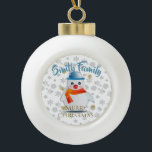 Cute Snowman Keramische Bal Ornament<br><div class="desc">Koude handen, warm hart..dus zeggen ze het ! Draag de vakantiegeest met je mee met deze schattige sneeuwman. Pas de tekst aan uw houden van (u kunt het zelfs schrappen) aan. Als u een licht-kleurenshirt wilt, kunt u de kleur van de doopvont ook veranderen. Verkrijgbaar in donkere en lichte kleuren...</div>