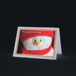 Cute Snowman-kerstkaart Feestdagen Kaart<br><div class="desc">Dit is een close-up van een schattig gezicht op een man van de materiaalsneeuw. Het heeft de ogen gekruist,  een grote glimlach,  een rood pet,  handschoenen en een wortelneus.</div>
