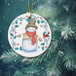 Cute Snowman met Bird WreatKerstmis Keramisch Ornament<br><div class="desc">Aan de voorkant van dit schattige ornament van de Vakantie is een gelukkige sneeuwman opgekleed in zijn bovenste hoed, wintersjaal, jasje en wanten. Met een grote glimlach op zijn gezicht kijkt hij naar een kleine rode kardinaalvogel die in een blauw blad en rode bessen woeste. De rug van het ornament...</div>