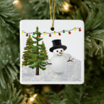 Cute Snowman met kerstlichten Keramisch Ornament<br><div class="desc">Decoreer je kerstboom met dit schattige sneeuwpop-ornament. Dit ornament is voorzien van een sneeuwpop,  sneeuw,  pijnbomen voor kerstmis en een streng kleurrijk vakantielicht. Op de achterkant is een ruimte voor uw groet.</div>
