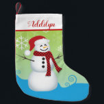 Cute Snowman met Santa Hat Kleine Kerstsok<br><div class="desc">Deze schattige kerstbedekking biedt een afbeelding van een sneeuwman met een kerstman. De achtergrond is helder groen en blauw en is voorzien van sneeuwvlokken. Pas deze vakantievoorraad aan voor elk kind.</div>