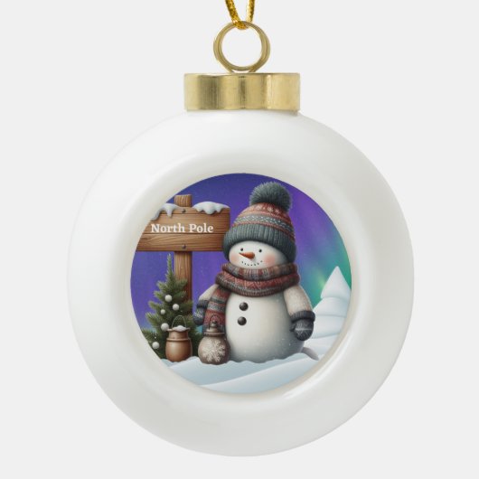 Cute snowman on North Pole with northern lights Keramische Bal Ornament (Voorkant)