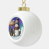 Cute snowman on North Pole with northern lights Keramische Bal Ornament (Rechts)
