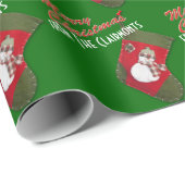 Cute Snowman op kerstaking over Groen Cadeaupapier (Rol Hoek)