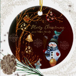 Cute Snowman Ornament<br><div class="desc">Op zoek naar een leuke kerstversiering? Kijk niet verder dan dit Snowman kerstornament. Het is perfect voor iedereen die van Kerstmis met zijn feestelijke ontwerp houdt. Het ornament is versierd met een goudboom met hangende ornamenten, sneeuwvlokken en een prachtig vervaardigde sneeuwpop met een vogelstok op zijn pet. De begroeting en...</div>