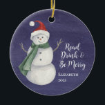 Cute Snowman Reading Book Club Monogrammed Keramisch Ornament<br><div class="desc">Het ornament van de boekenclub om je vakantieboom goed te lezen. Lees,  Drink en wees Merry dit vakantieseizoen! Hij heeft een jolly sneeuwman met een blauwe achtergrond. Gemonogd met je vrienden naam en jaar van cadeau.</div>