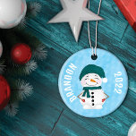 Cute Snowman Scarf Pet Kerstmis Keramisch Ornament<br><div class="desc">Dit leuke en speelse illustratiepatroon is perfect voor de kerstvakantie. Het bevat handgetekende en beschilderde sneeuwpoppen van de waterverf in verschillende scenario's. Die aan de voorkant is een sneeuwman die krachtig wordt gesmokkeld in zijn warme winteruitrusting. Het patroon op de achterkant bevat een jongleende sneeuwballen, een in de kieuwlichten verwikkeld,...</div>