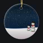 Cute Snowmen Constellation Keramisch Ornament<br><div class="desc">2 schattige sneeuwpoppen in een sneeuwwinterscène kijken naar de hemel boven de sterconstellatie van hen in de donkere hemel. Een zeer schattige illustratie voor de wintertijd en vooral voor Kerstmis.</div>